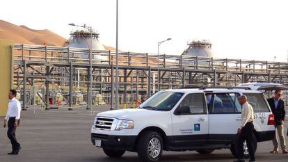Un coche de la petrolera saudí Saudi Aramco en unas instalaciones en el sureste del país. / AFP