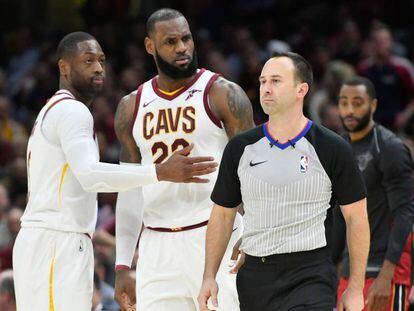 LeBron James protesta al &aacute;rbitro que le expuls&oacute;.