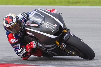 Jorge Lorenzo conduce su nueva Yamaha