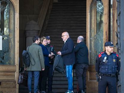 Los exmiembros de la Mesa del Parlament Anna Simó (ERC), Lluís Corominas (Junts) y Lluís Guidó (Junts), a su llegada al TSJC, este martes.