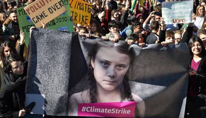 Una muchedumbre de estudiantes y ciudadanos sostienen una pancarta con el retrato de Greta Thunberg, la activista sueca de 16 años que ha logrado que millones de jóvenes de todo al mundo salgan a las calles a protestar contra el cambio climático y las políticas ineficientes para deternerlo. Roma, 15 de marzo de 2019.