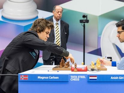 Carlsen realiza su primer movimiento frente a Giri, hoy en Wijk aan Zee