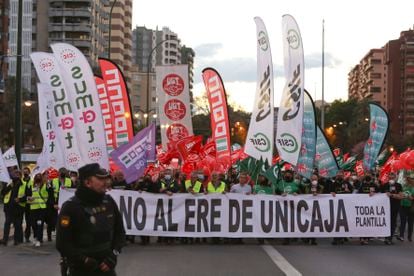 Protesta de los trabajadores de Unicaja contra el ERE, este martes en Málaga.