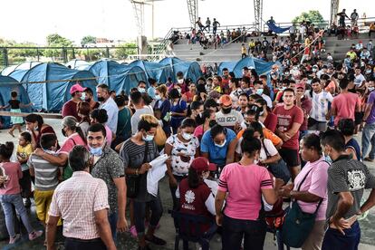 Miles de venezolanos llegan a Arauca, Colombia, luego de que el ejército de Venezuela se enfrentara con un grupo armado cerca de la frontera con Colombia el domingo.