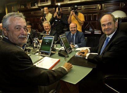Chaves, ayer, en su último Consejo de Gobierno en Andalucía. A su izquierda, su sucesor,  Griñán, y a su derecha,  Zarrías.