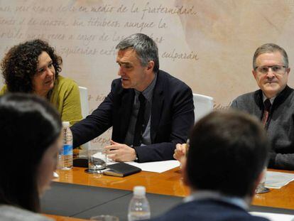 Jonan Fernández, secretario de Derechos Humanos del Gobierno vasco, en una reunión con víctimas.