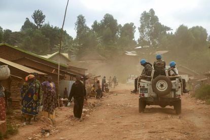 Un grupo de mujeres frente a una misión de la ONU, en República Democrática del Congo, el pasado marzo.
