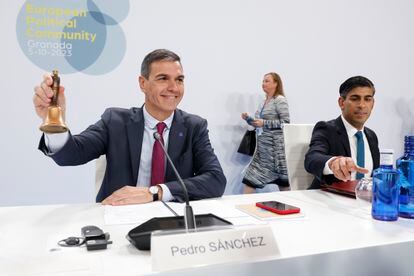 El presidente del Gobierno en funciones, Pedro Sánchez (a la izquierda), junto al primer ministro del Reino Unido, Rishi Sunak.