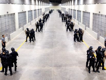 Policías salvadoreños haciendo guardia dentro de la prisión en el valle de Tecoluca, 74 km al sureste de San Salvador.