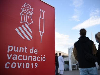 La Generalitat Valenciana instala, desde noviembre, puntos móviles de vacunación. En la imagen, el habilitado con motivo del Festival de Les Arts.