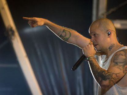 Un momento del concierto de Calle 13 en el Poble Espanyol.