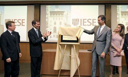 Los príncipes de Asturias, don Felipe y doña Letizia, descubren una placa en el nuevo campus de la escuela de negocios IESE en Nueva York.