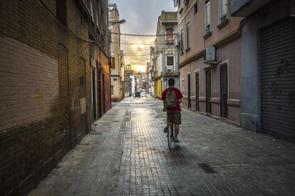 Un ciclista rueda por el barrio del Cabanyal.