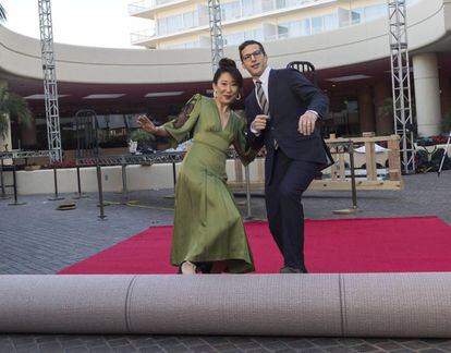 Sandra Oh y Andy Samberg desenrollan la alfombra roja de los Globos de Oro.