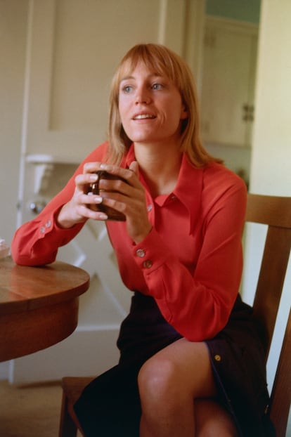 La actriz Carrie Snodgress en su casa de Hollywood en octubre de 1970.