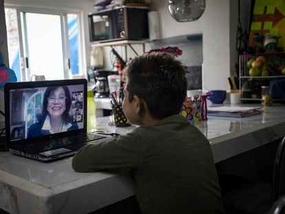 Un niño toma una clase en línea por el cierre de los colegios, el 24 de agosto.