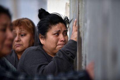 Familiares de los reos a las afueras del penal de Topo Chico.