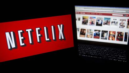 Pantallas con el logotipo de Netflix y con su menú de películas.