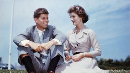 John F. Kennedy y Jacqueline Bouvier sentados en el jardín de la casa de la familia Kennedy unos meses antes de celebrar su boda.