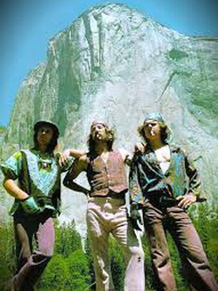 Jim Bridwell (c) frente al Capitán, Yosemite, junto a Billy Westbay (d) y John Long, en 1975.