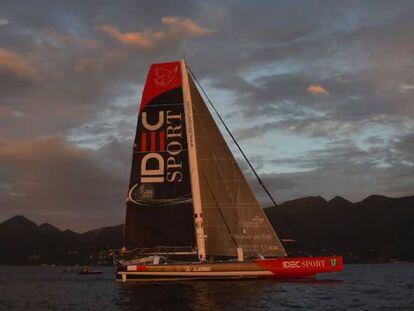 Francis Joyon, a bordo del Idec Sport, poco antes de cruzar la linea de meta en la isla de Guadalupe.