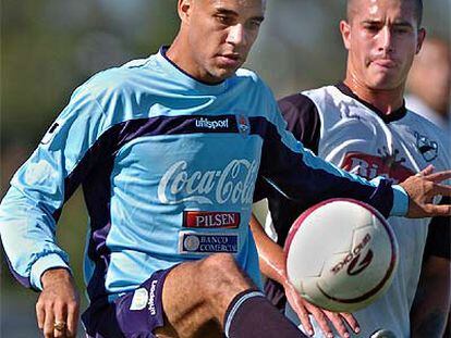 Diogo controla el balón en un partido con el River Plate.