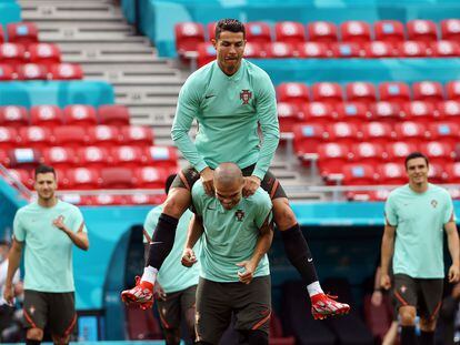 Cristiano Ronaldo salta sobre Pepe durante un entrenamiento de la selección portuguesa