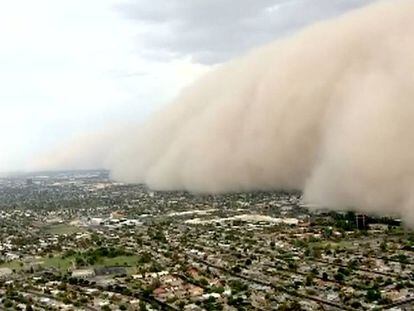 Una tormenta de polvo se aproxima a la ciudad de Phoenix, EE UU.