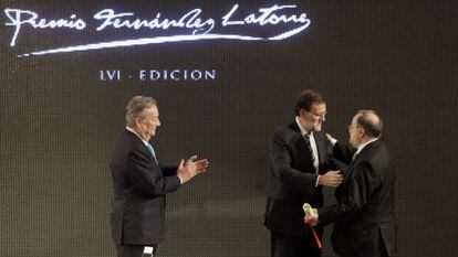 El editor Santiago Rey aplaude mientras Rajoy entrega el premio a Barreiro