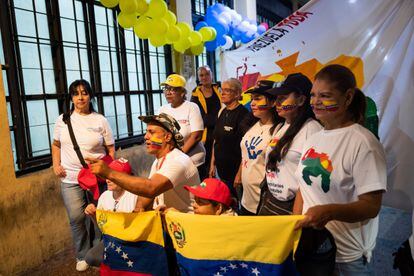 Apoiantes do governo, após o encerramento de um centro de votação.
