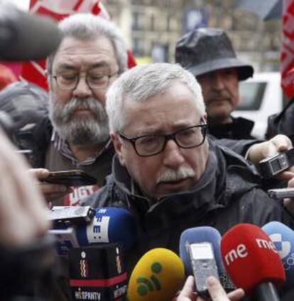 Los secretarios generales de UGT y CCOO, Cándido Méndez (i) e Ignacio Fernández Toxo (d), respectivamente, asisten hoy a una manifestación de los trabajadores de Coca-Cola. EFE/Archivo