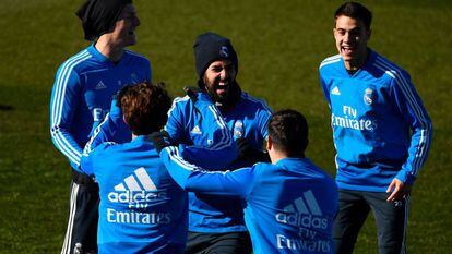 El centrocampista del Real Madrid Isco (centro) se ríe en un entrenamiento el pasado martes con varios compañeros.