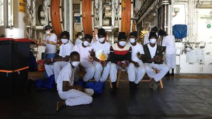 Migrantes en el interior del barco de MSF.