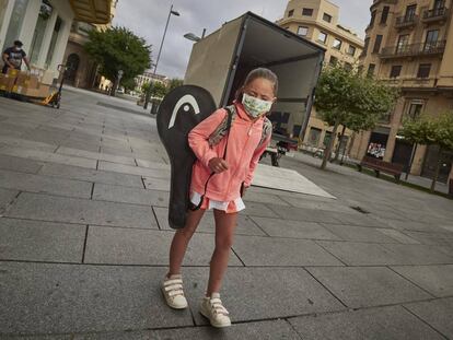 Una niña con mascarilla en una céntrica calle de Pamplona, Navarra. 