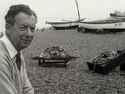 Benjamin Britten en la costa de Suffolk, Inglaterra.