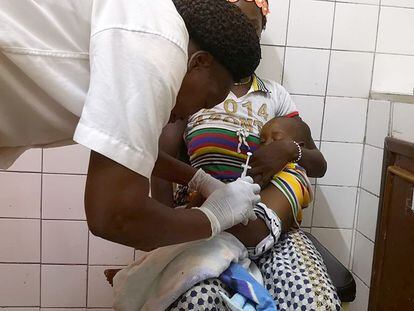 Un niño recibe la vacuna de la malaria R21 en Nanoro, Burkina Faso, el pasado septiembre.