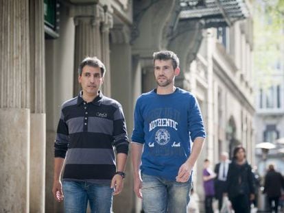 Xavi Mora y Jordi Ba&ntilde;eres pasean por Barcelona.