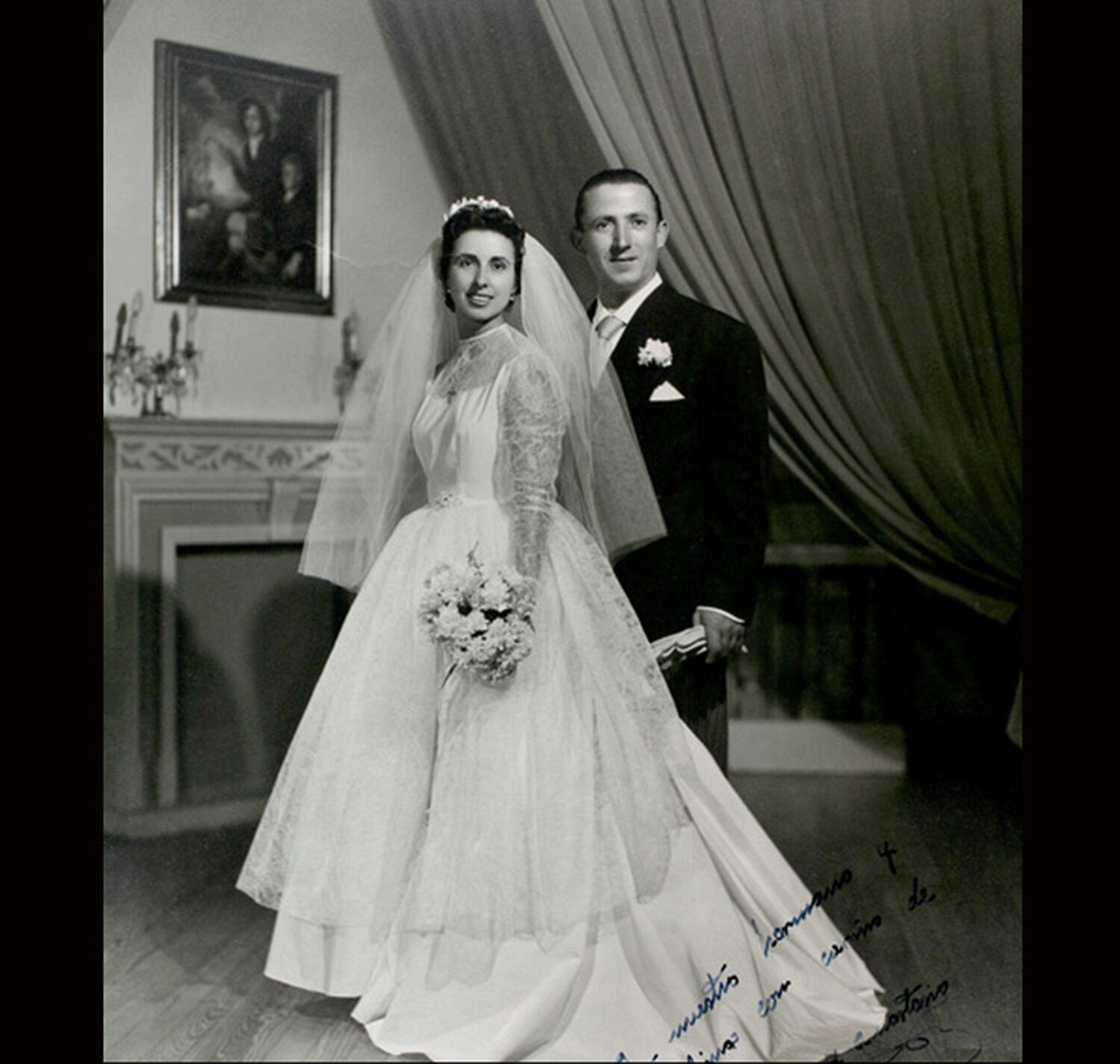 1958. Retrato tomado en el estudio del fotógrafo. La imagen contiene una dedicatoria de los novios. Colección 'Madrileños'.