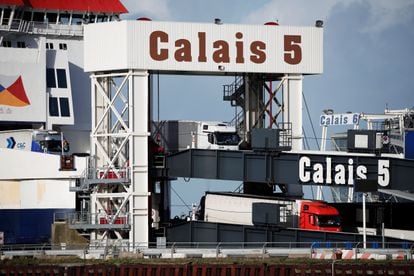 Camiones desembarcan de un ferry que cruza el canal en el puerto de Calais, este martes.