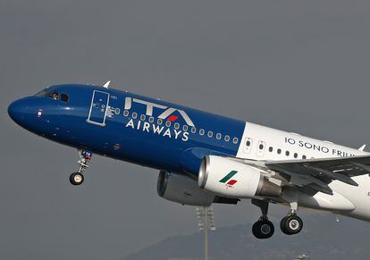 Un avión de Ita Airways, saliendo del aeropuerto de Barcelona.
