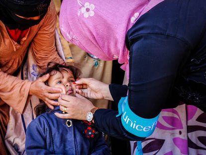 Una niña recibe una dosis de vacuna para la polio en Yemen.