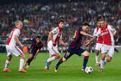 Messi, rodeado de jugadores del Ajax. 