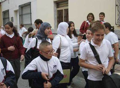 Las dos alumnas del colegio Severo Ochoa de Ceuta que exigieron poder llevar el velo, arropadas por compañeros en su regreso ayer a clase.