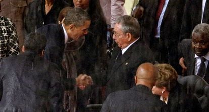 Castro y Obama se estrechan la mano en Sudáfrica el pasado diciembre