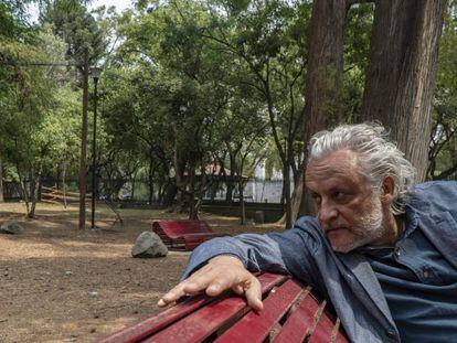 Gabriel Orozco descansa en una banca del bosque de Chapultepec.