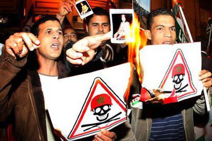 Concentración ante el consulado de Marruecos en Valencia, durante la que se quemaron carteles de protesta por la situación del Sáhara.