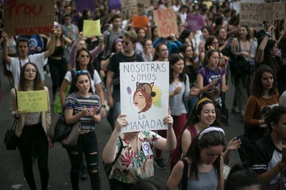 Miles de estudiantes salen a la calle contra la sentencia judicial del caso de La Manada, un detalle de una pancarta que dice 'Nosotras somos la manada'.