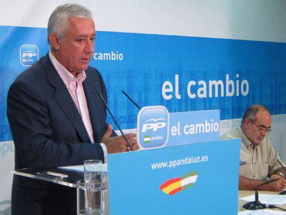 El presidente del PP andaluz, Javier Arenas, tras reunirse con un colectivo de trabajadores autónomos.