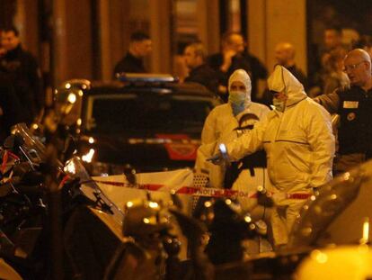 Equipos forenses analizan la zona donde se perpetró un ataque con cuchillo en París.