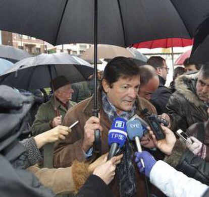 El jefe del Ejecutivo asturiano, Javier Fernández, atiende a la prensa durante el homenaje anual en memoria del fundador del Sindicato de Obreros Mineros de Asturias, Manuel Llaneza, celebrado hoy en el cementerio civil de Mieres.